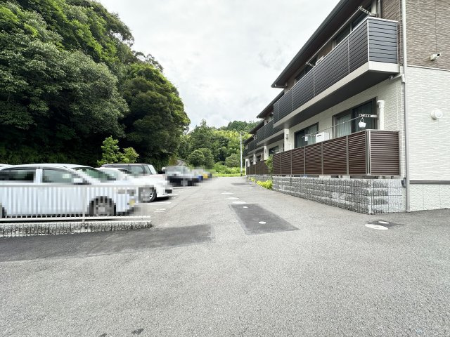 シャーメゾン セルディーナの駐車場