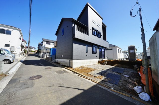 【横浜市保土ケ谷区法泉2丁目4-7新築戸建て】★仲介手数料無料★（初音ヶ丘小学校・橘中学校）の前面道路含む現地写真