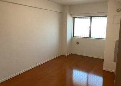 【洋室】 | アデニウム玉川学園 | 洋室のメリットは重い家具が置きやすく、身の回りが整理しやすいことです。 床がフローリングのため畳とは異なり凹みにくいです。 クローゼットなど収納が豊富で、普段使わない旅行カバンや服の整頓も簡単にです。