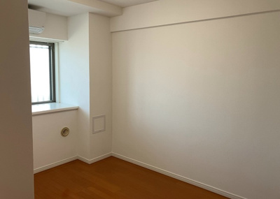 【寝室】 | アデニウム玉川学園 | 寝室でゆっくりと過ごすためにはベッド周りの適度な空間を担保することや窓の位置、照明の明るさ、寝室の広さなどを考える必要があります。自身や家族の構成とライフスタイルに併せて寝室にする部屋を選びましょう！