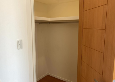 【収納】 | アデニウム玉川学園 | デザイン性を重視しすぎて収納が少なかった！なんてことにならないため、事前に現地で収納の数を確認しておくことをお勧めします。クローゼット以外にも床下収納や屋根裏収納、パントリーなどもチェックしましょう。