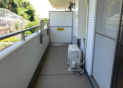 【バルコニー】 | アデニウム玉川学園 | バルコニーは、室外の専用スペースのうち、「屋根がなく開放された空間」であるものを指します。ベランダより広いタイプのものが多く、日当たりもよいため家庭菜園などを楽しみたい人にとって適した環境となります。