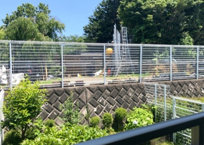 【展望】 | アデニウム玉川学園 | 眺望の良さを楽しめるダイニングキッチンで家族団らんの時間を過ごしてはいかがでしょうか。バルコニーから見える景色を家族で眺める時間は、時間が経つのを忘れてしまいそうですね。是非、現地を見に行きましょう！