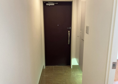 【玄関】 | アデニウム玉川学園 | 玄関は家の顔でもあり、家族以外の目にも止まる場所です。玄関は外との間を仕切る扉、靴などをしまっておく収納スペース、靴脱ぎのたたきスペース、来客とのやり取りをするドアホンなど複数のアイテムからなります。