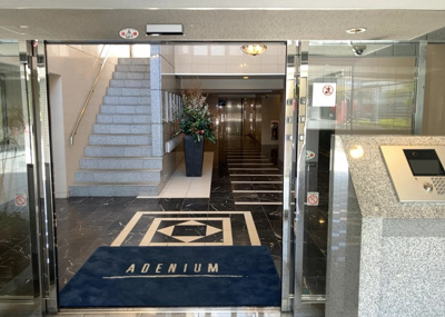 【エントランス】 | アデニウム玉川学園 | マンションのエントランスには、もともと風よけや防犯の役割がありますが、マンションによって宅配ボックスなどの設備が備わっている所もあります。日々の生活をイメージしながら生活しやすさをチェックしましょう。