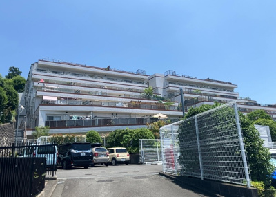 【現況写真】 | アデニウム玉川学園 | 外観はマンション管理がされているかの目安になります。築年数が古いと、壁面は劣化してひび割れが生じることも！建物が古びていても細かいところが修繕されていると、きちんと管理されているなぁと感じるでしょう。