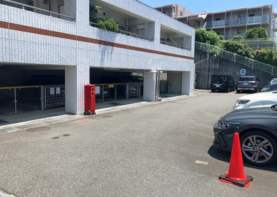 【駐車場】 | アデニウム玉川学園 | 車一台あたりに必要なスペースは、標準サイズの普通自動車で横幅2m50cm、長さ5mは必要になります。ただし、乗降のことも考慮して横幅3m30cm、長さ5m50cmほどは確保できるところを選びましょう。