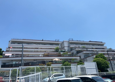 【外観】 | アデニウム玉川学園 | マンションの外観は非常に重要なポイントです！外観の善し悪しは資産価値に大きな影響を与えます。外観のいいマンションを購入することで、高値で売却がしやすく、買い手が見つかりやすいというメリットがあります。