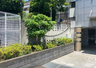 【庭】 | アデニウム玉川学園 | 物件によっては、入居者が個人的に使用できる専用庭がついているものもあります。また、住宅の中にある土間の部分を庭と呼ぶこともあります。庭の用途は住む人によって変わり、それによってデザインもさまざまです。