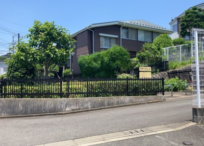 【中庭】 | アデニウム玉川学園 | 中庭（パティオ）とは、一つの建築物の内部に設けられた、壁などで囲われている庭のことを指します。コの字型、ロの字型が主流ですが、L字型の中庭もあります。最近では、インテリア性の高さからも人気があります。