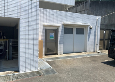 【設備】 | アデニウム玉川学園 | 共有部分は、住民なら誰もが使える設備のこと。例えば駐車場やエレベーター、インターネット設備、セキュリティ設備などがあります。他にも、マンションの廊下・外部階段やエントランス・ゴミ置き場などがあります。