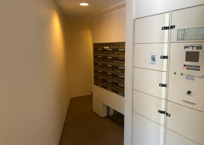 【設備】 | アデニウム玉川学園 | エントランス付近に設置されている集合ポストは、住んでいる部屋と離れているため、ポストをあさるなど誰かに何かされていても被害に気づきにくいです。入居する時には他人に特定されにくい番号で鍵をかけましょう！