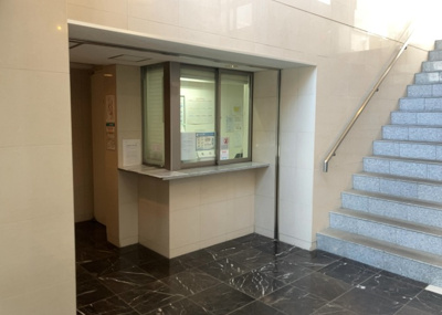 【受付】 | アデニウム玉川学園 | 受付はマンションコンシェルジュがいる場合もあれば、管理人が滞在する小部屋を総称して呼ぶことがあります。主にエントランスに設置されていることから、防犯面でも期待ができます。防犯設備がない場合はより安心！