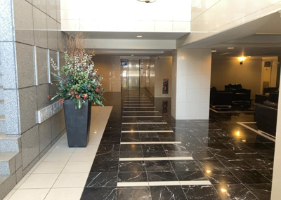 【ロビー】 | アデニウム玉川学園 | ラウンジは、マンションの共用スペースに椅子やテーブルなどを配置した利用者が寛げる空間です。屋内型ラウンジと屋外型ラウンジがあります。共用部分の管理状況と合わせて、詳細については現地でご確認ください。