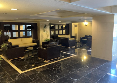 【ロビー】 | アデニウム玉川学園 | ロビーというと、エントランスと何がちがうの？と思いますよね。実はロビーとエントランスには明確な決まりはありません。物件によっては、エントランスを入って広がるある程度の広さのある空間がロビーとなります。