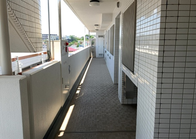 【その他共用部分】 | アデニウム玉川学園 | 共有部分は、住民なら誰もが使える設備のこと。例えば駐車場やエレベーター、インターネット設備、セキュリティ設備などがあります。他にも、マンションの廊下・外部階段やエントランス・ゴミ置き場などがあります。