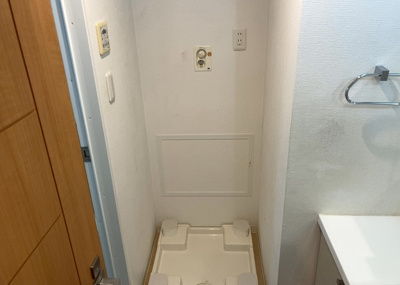 【ランドリースペース】 | アデニウム玉川学園 | ランドリースペースも気になります。洗濯機置場があり「洗う、干す、取り込む、アイロンがけ、たたむ」など、洗濯に関する家事をするための空間です。広さや収納など付帯設備も含めて、詳細は現地でご確認ください。