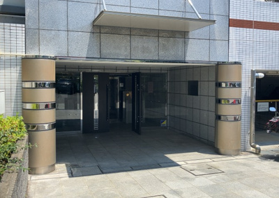 【構造・工法・仕様】 | アデニウム玉川学園 | ＲＣ造、Reinforced Concreteは直訳すると補強されたコンクリートです。主に柱や梁・床・壁が鉄筋とコンクリートで構成おり、鉄筋を組んだ型枠にコンクリートを流し込んで固めたものを指します。