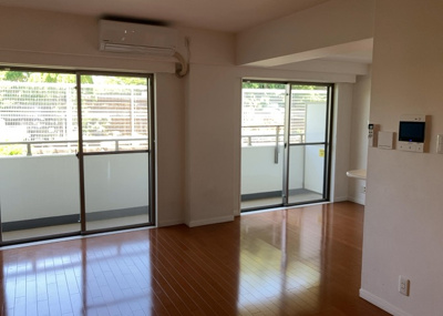 【居間・リビング】 | アデニウム玉川学園 | リビングの間取りの種類は大きくわけてリビングとダイニングが別になっているタイプ、リビングダイニング一体型です。どちらも一長一短ですので、家を選ぶ時はその両面をチェックして決めるようにしましょう。