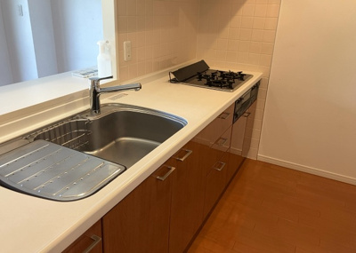 【キッチン】 | アデニウム玉川学園 | 標準的なシステムキッチンの横幅は、165cm～300cm程度です。2100・2400・2550・2700などミリ単位で表記されます。普段どのように料理をするのかを想定しながら合ったサイズを選びましょう