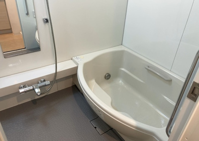 【浴室】 | アデニウム玉川学園 | 入浴時の快適さも大事なことですが、綺麗な状態を維持できなければ気持ちよく入浴できません。毎日の掃除が楽という点は大事なポイントになります！カビが生えにくく掃除がしやすい、壁や浴槽を選ぶといいでしょう。