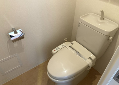 【トイレ】 | アデニウム玉川学園 | トイレは大きさや形、機能、抗菌性などが異なる多種多彩なタイプが各メーカーから出ています。それぞれに良さがあるため、事前にどういったタイプのトイレがいいのかをご家庭内で決めて、内見に行くといいでしょう。