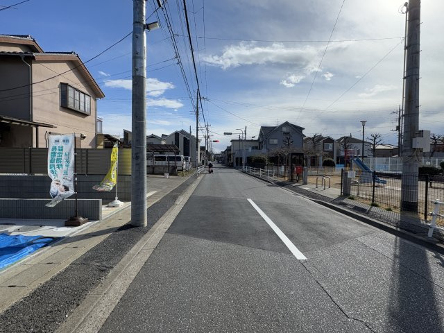 市川市曽谷３丁目新築戸建【百合台小学校：5分】の前面道路含む現地写真|西側前面道路・幅員約8.1ｍ