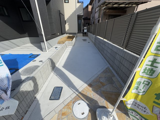 市川市曽谷３丁目新築戸建【百合台小学校：5分】の駐車場|2号棟駐車スペース