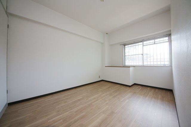 ワイズビルの洋室