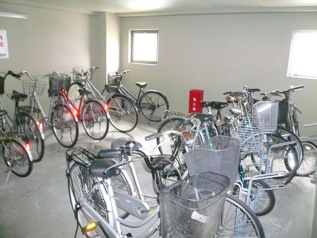 駐輪場も屋根付き。