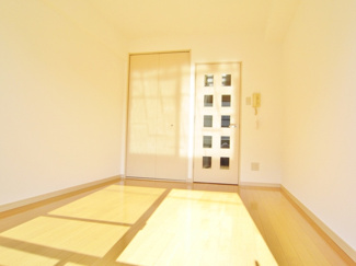 明るい色の建具でオシャレ♪
