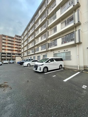 石橋ビルの駐車場