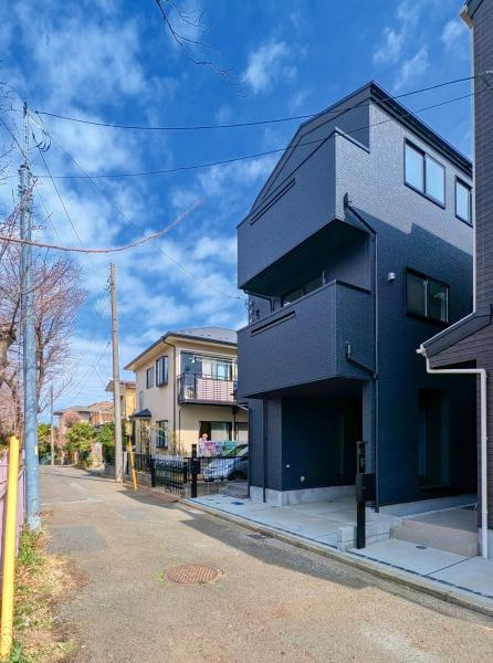 横浜市西区北軽井沢の新築一戸建の前面道路含む現地写真|車通りが少ない為、小さなお子様にも安心です。
是非一度、現地へ起こしください。

