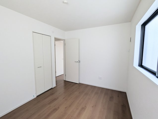 瀬戸市平町1期　全3棟の洋室