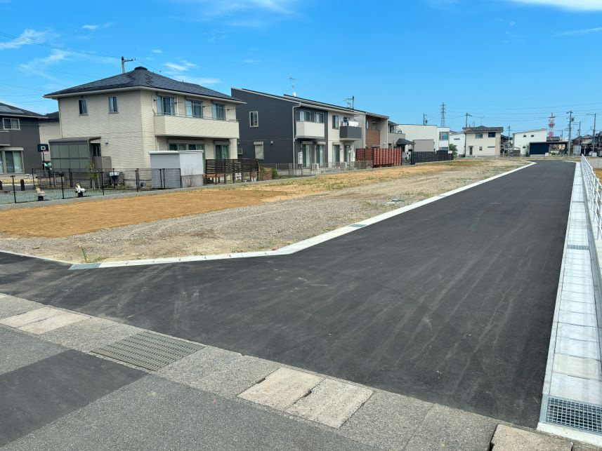 ●津市美川町 売土地【全９区画】の前面道路含む現地写真