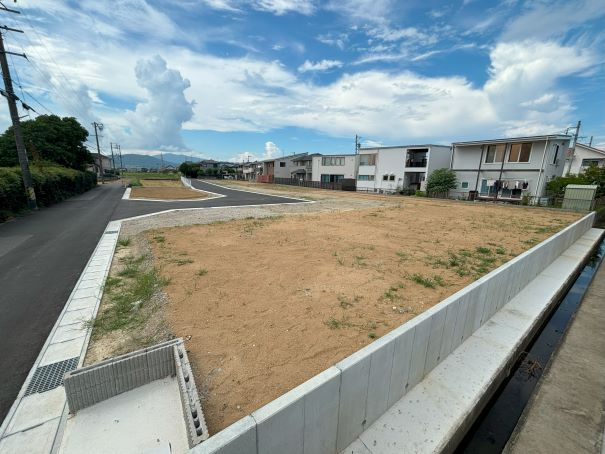 ●津市美川町 売土地【全９区画】の前面道路含む現地写真