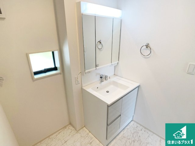 神戸市北区泉台　新築一戸建ての独立洗面台|清潔感のある洗面台です。フラットな鏡は掃除がしやすく毎日清潔！鏡裏には収納があるのでスッキリとした洗面台が保てます。