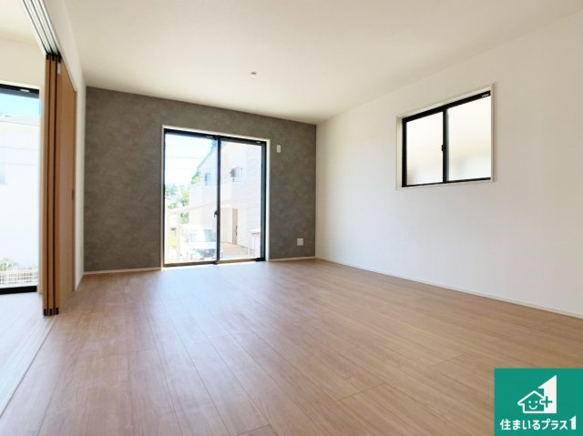 神戸市北区泉台　新築一戸建ての居間・リビング|日当たり良好の明るいリビングで朝の目覚めもスッキリできそう！対面キッチンでご家族のコミュニケーションも自然と増える設計！小さなお子様が遊ぶスペースを作っても広々とくつろげるLDK！