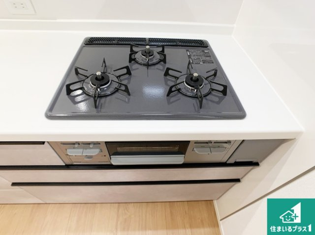 神戸市北区泉台　新築一戸建ての設備|ダブル高火力Ｓｉセンサー付きコンロ！３口あるので、まとめて料理をする時も大活躍！