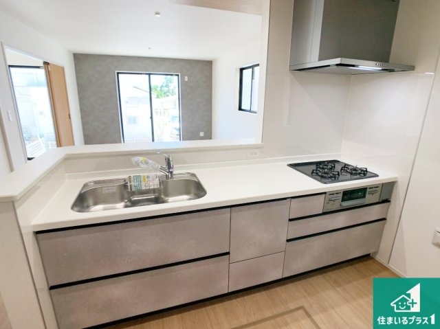 神戸市北区泉台　新築一戸建てのキッチン|リビングと統一感があり、使い勝手のいいキッチン。広々としているので、二人並んで作業が出来ちゃいます。お子様と一緒に色々なお料理に挑戦できるスペースがあります。