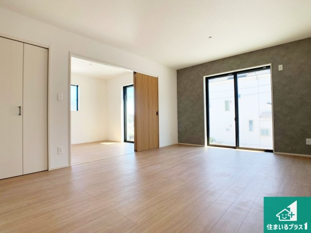 神戸市北区泉台　新築一戸建ての居間・リビング|シンプルなリビングは、観葉植物等のインテリアを楽しめますね！パパ好みにも、ママ好みにも家具次第で雰囲気を変えることができます！