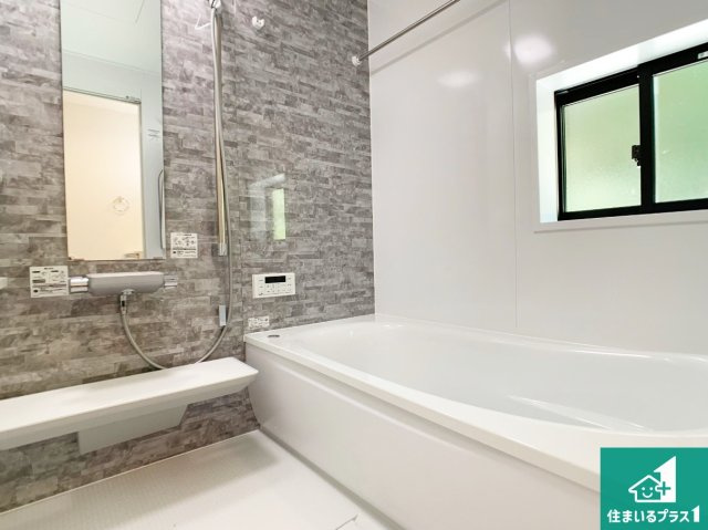 神戸市北区泉台　新築一戸建ての浴室|足をゆったり伸ばして寛げる浴槽です。窓が設けられていますので差し込む光が明るく穏やかな雰囲気にしてくれます♪浴室乾燥機も設置しているので、雨の日の洗濯物も安心です♪