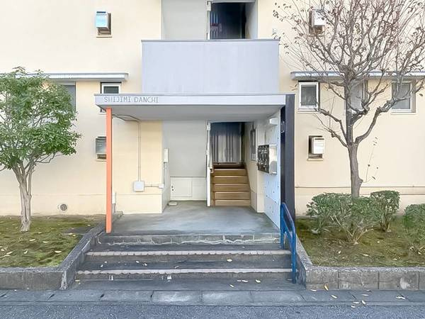 ビレッジハウス志染20号棟のエントランス