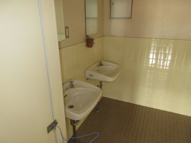 奥村ビルの洗面所