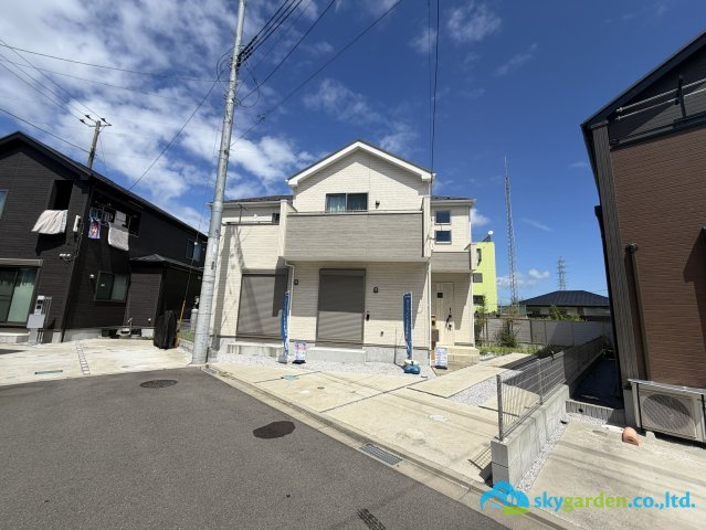 平塚市長持　中古戸建の前面道路含む現地写真