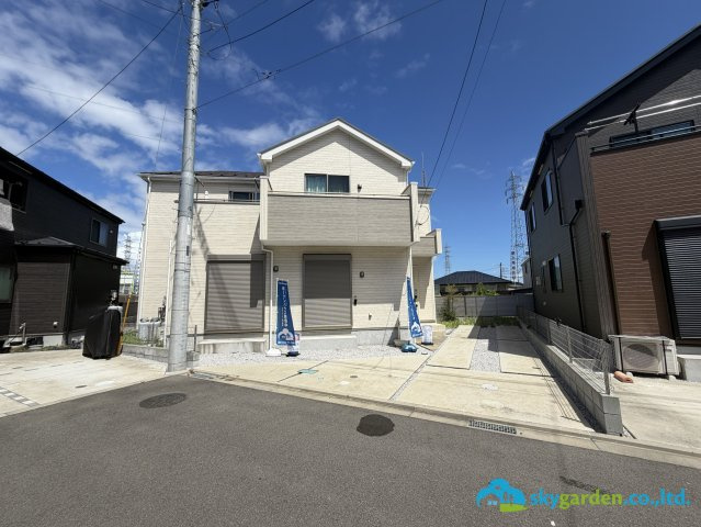 平塚市長持　中古戸建の前面道路含む現地写真