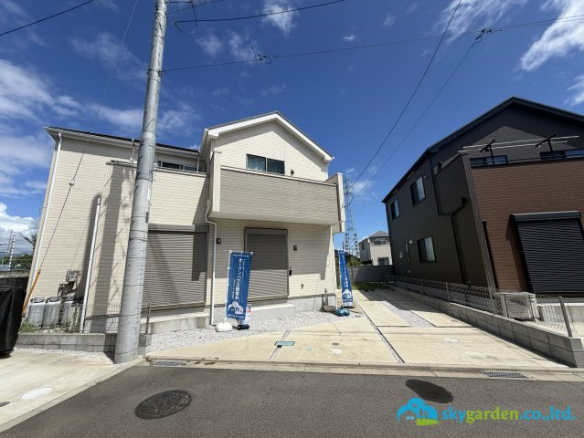 平塚市長持　中古戸建の前面道路含む現地写真