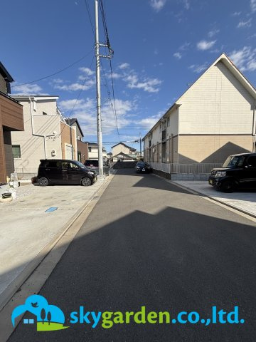 平塚市長持　中古戸建の前面道路含む現地写真