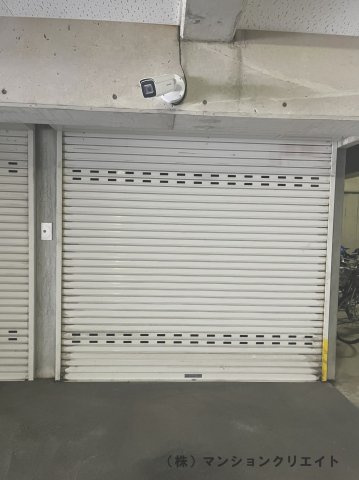 信開ドヌール二の宮の駐車場|専用ガレージ（リモコンで行う自動シャッター開閉式で便利）