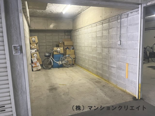 信開ドヌール二の宮の駐車場|専用ガレージ（開）広いので自転車や荷物も入ります。ここ以外にもう１つ専用ガレージを所有しており、月額１万円で貸し出し中です。※賃貸解約も可能です！！